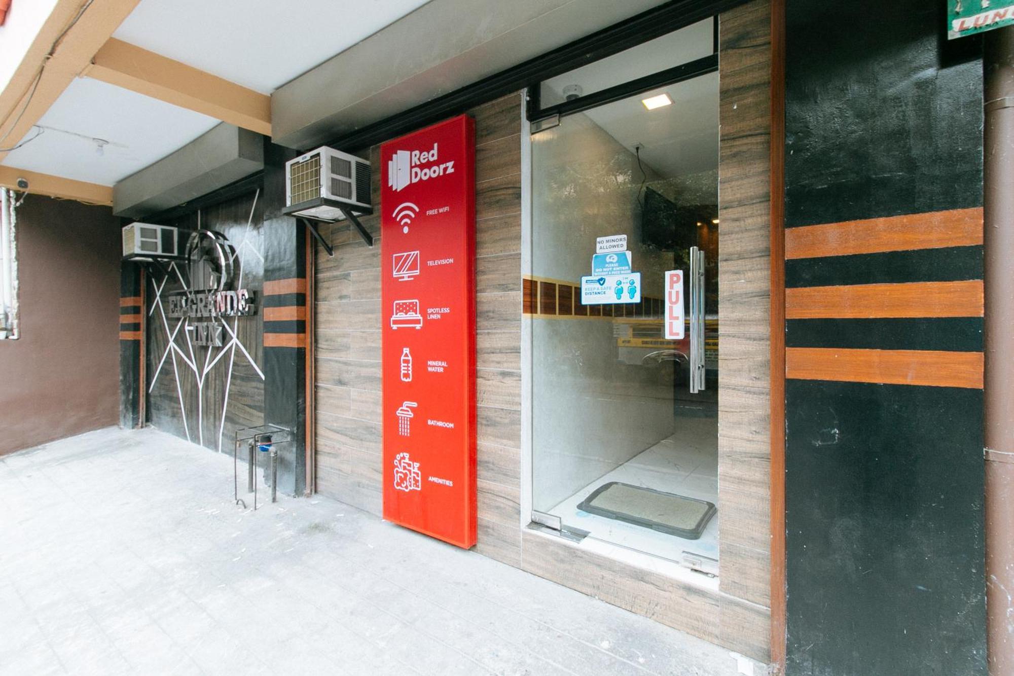 ホテル レッドドアーズ アット Piy マーガル サンパロック マニラ マニラ市 エクステリア 写真